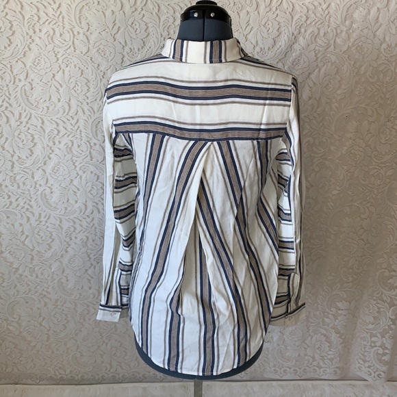 Francesca's Harper Buttoned Shirt - Picture 6 of 9